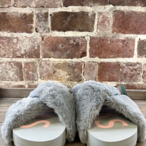 NIB TOMS Women's Susie Eva Slides Gray Faux Fur Fuzzy Cozy Slippers - Picture 3 of 9